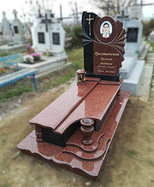 Надгробний пам'ятник з червоного граніту