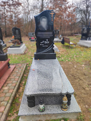Надгробний пам'ятник з граніту