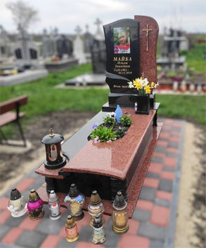 Надмогильний памятник з граніту