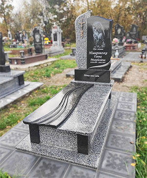 Надмогильний памятник з сірого граніту