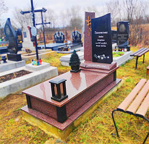 Пам'ятник на могилу з червоного граніту