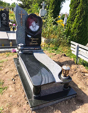 Пам'ятник на могилу з червоного граніту