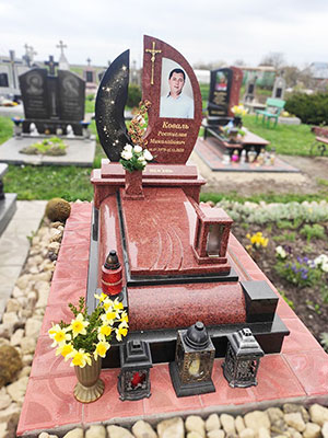 Пам'ятник на могилу з червоного граніту
