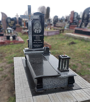 Надмогильний пам'ятник з граніту