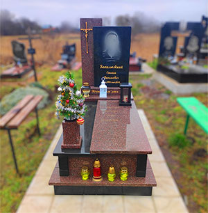 Надмогильний пам'ятник з граніту