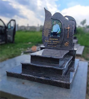 Надгробний пам'ятник з граніту