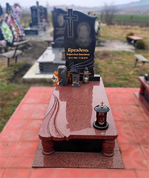 Пам'ятник на могилу з червоного граніту