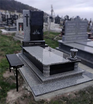 Пам'ятник на могилу з сірого граніту