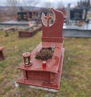 Пам'ятник з червоного граніту з квітником