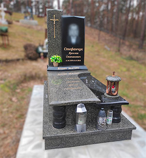Пам'ятник на могилу з граніту