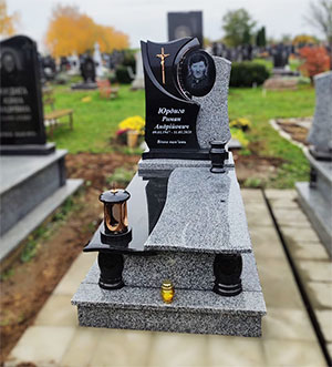 Пам'ятник з сірого граніту одинарний