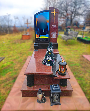 Надгробний пам'ятник з граніту