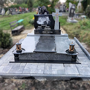 Пам'ятник з сірого граніту подвійний