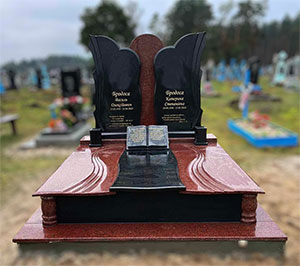 Пам'ятник з червоного граніту подвійний