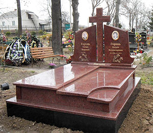 Пам'ятник подвійний з червоного граніту з хрестом