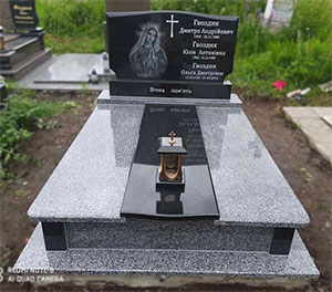 Надгробний пам'ятник з граніту подвійний