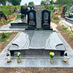 Пам'ятник на могилу з сірого граніту