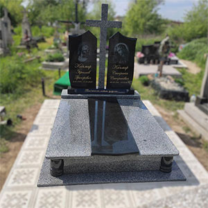 Пам'ятник з хрестом подвійний