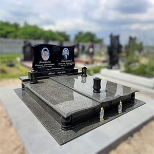 Надгробний памятник подвійний