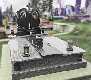 Подвійний пам'ятник на могилу з хрестом