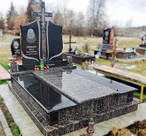 Надгробний гранітний пам'ятник з хрестом