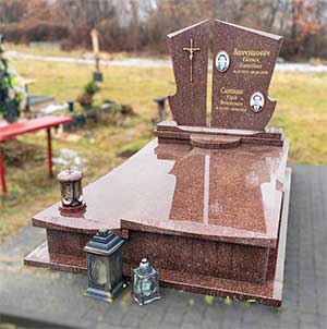 Подвійний пам'ятник з червоного граніту