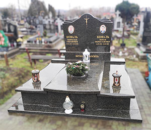 Подвійний памятник на могилу з граніту
