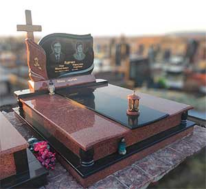 Подвійний памятник на могилу з хрестом