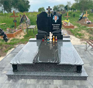 Надмогильний подвійний памятник з хрестом