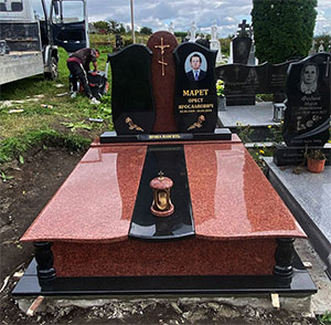 Подвійний памятник з червоного граніту львів