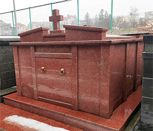 Склеп з червоного граніту