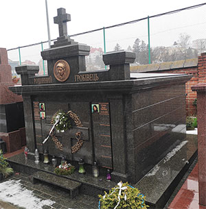 Родинний склеп з чорного граніту