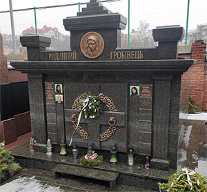 Родинний склеп з чорного граніту