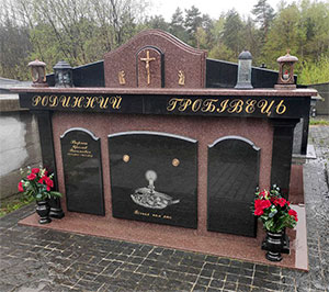 Родинний склеп з чорного граніту