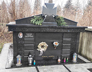 Склеп з чорного граніту