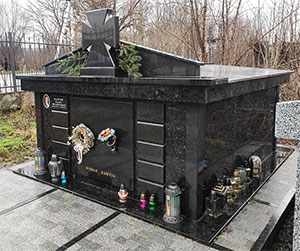 Склеп з чорного граніту