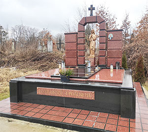 Родинний гробівець з червоного граніту