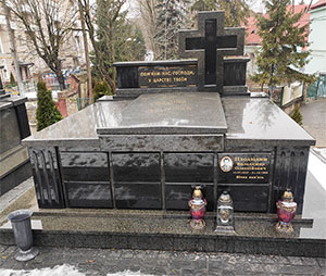 Родинний гробівець з коричневого граніту