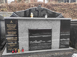 Родинний склеп з сірого граніту