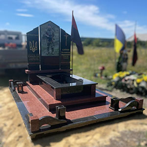 Пам'ятник з граніту воїну ЗСУ