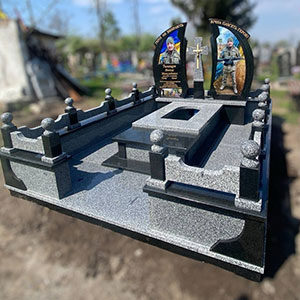Пам'ятник з граніту воїну ЗСУ