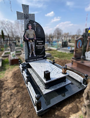 Пам'ятник з граніту воїну ЗСУ