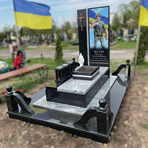 Пам'ятник з граніту воїну ЗСУ