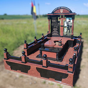 Пам'ятник військовому з червоного граніту
