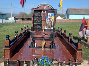 Пам'ятник військовому з хрестом
