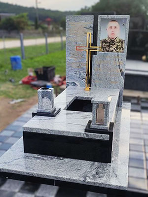 Пам'ятник з граніту для воїна ЗСУ