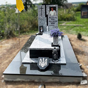 Пам'ятник з граніту для воїна ЗСУ