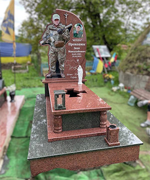 Гранітний пам'ятник воїну ЗСУ