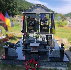 Гранітний пам'ятник воїну ЗСУ