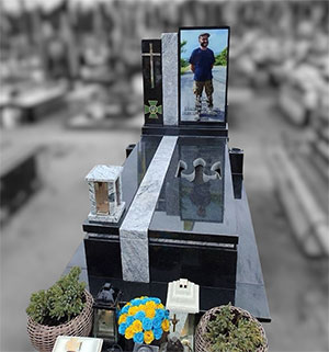 Гранітний пам'ятник воїну ЗСУ